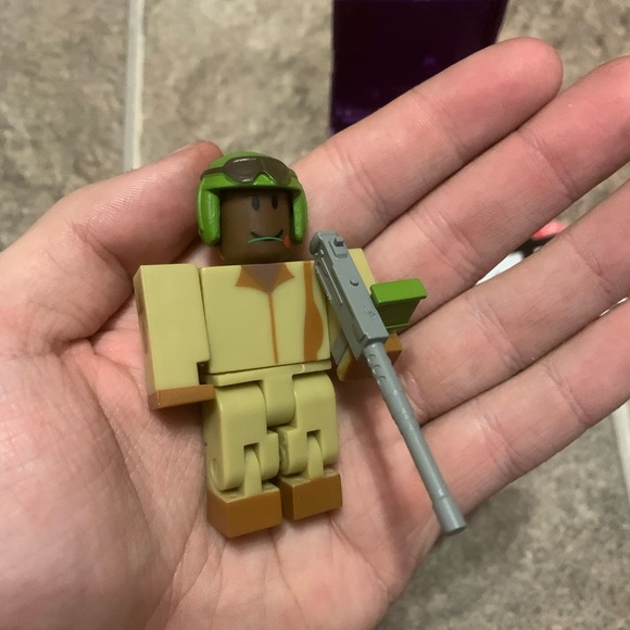 Roblox Series 11 Tank Warfare Tanker w/Unused Virtual Code PVT Norman's Helmet - Picture 2 of 5